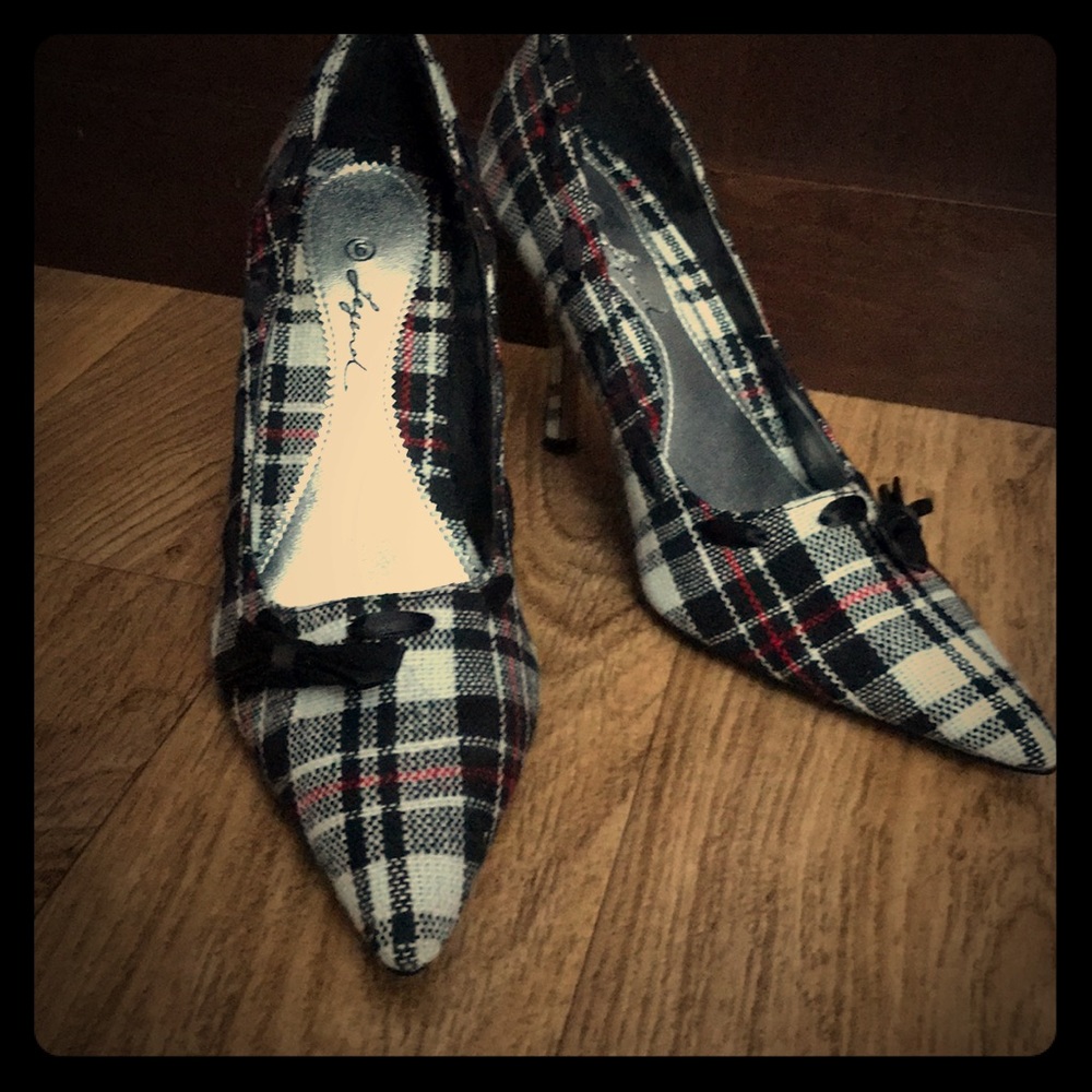 Pointed toe pumps